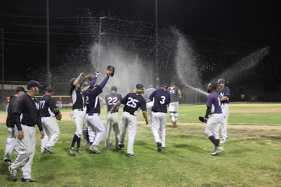 The San José Yankees celebrating their third consecutive Ettare Division Title